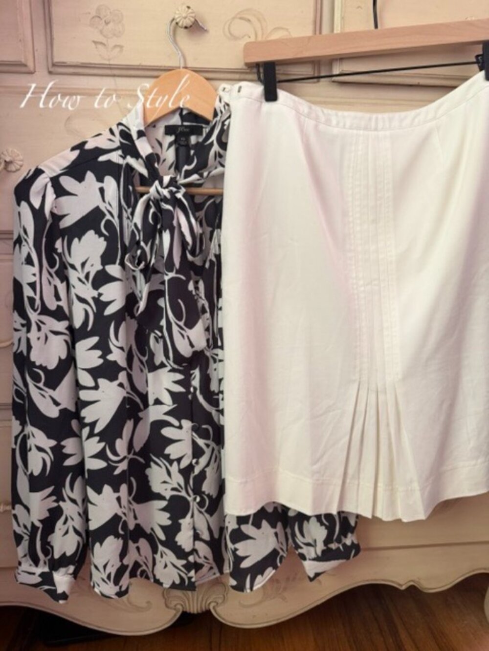 J Crew Navy & White Women's Floral Blouse w/ Bow size 10 Beautiful button detail - Picture 10 of 10